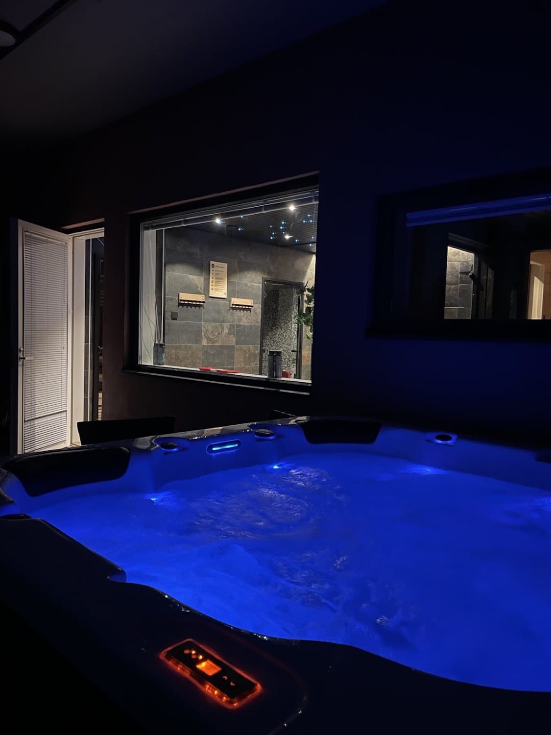 Karhu A:n poreallas sinisessä iltavalaistuksessa, ikkuna SPA-tilaan