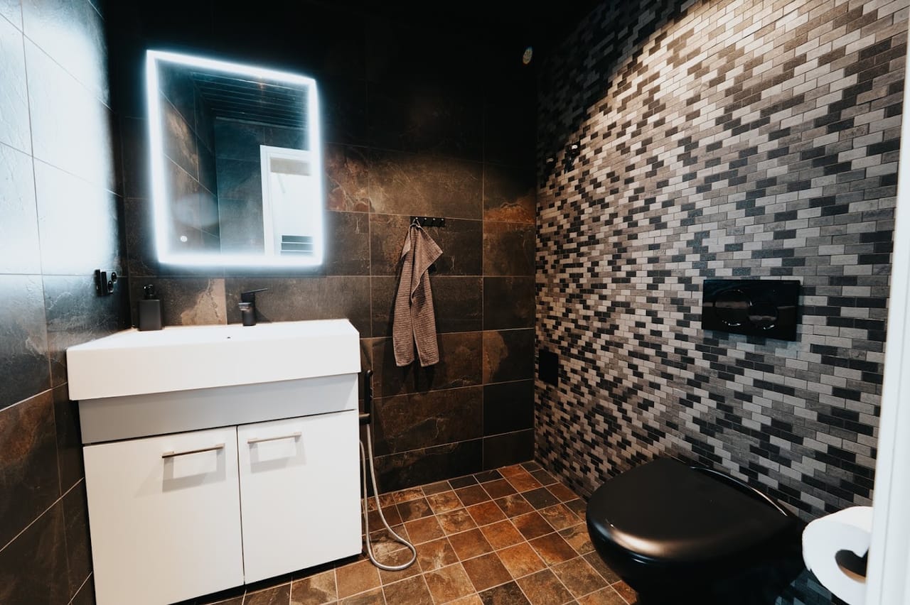 WC-tila liuskekivilaatoin ja mosaiikkiseinin