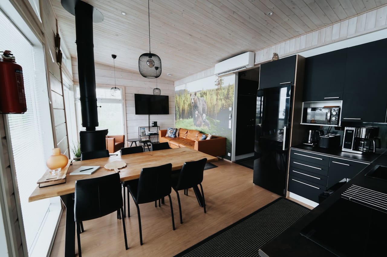 Karhu B:n keittiö ja ruokailutila mustin kalustein