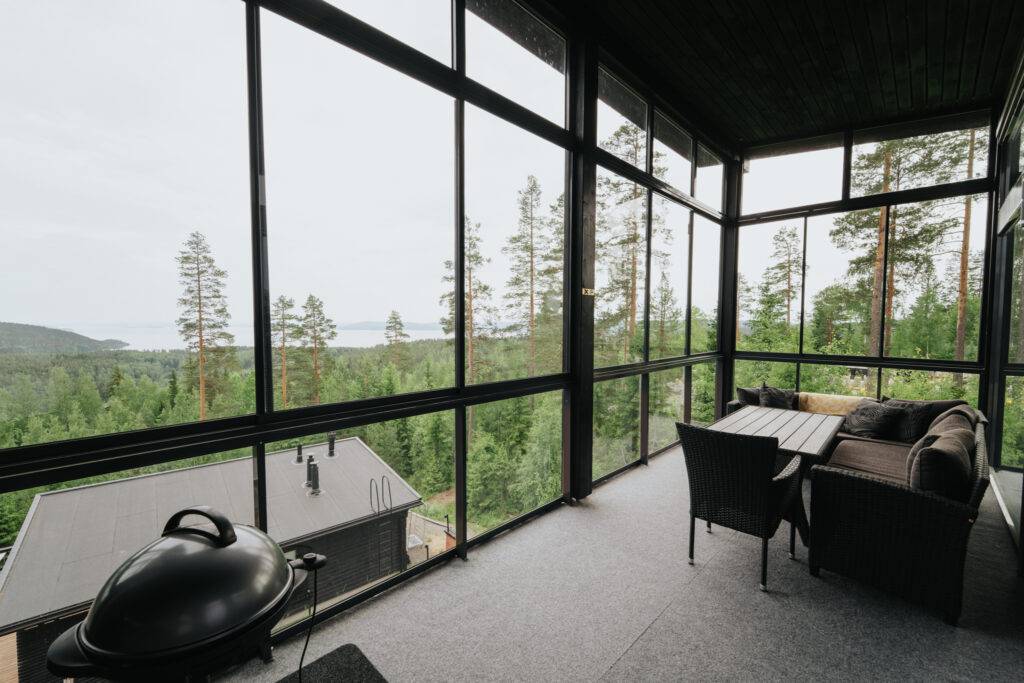 Laadukkaasti sisustettu loma-asunto neljällä saunalla ja oleskelutilalla"