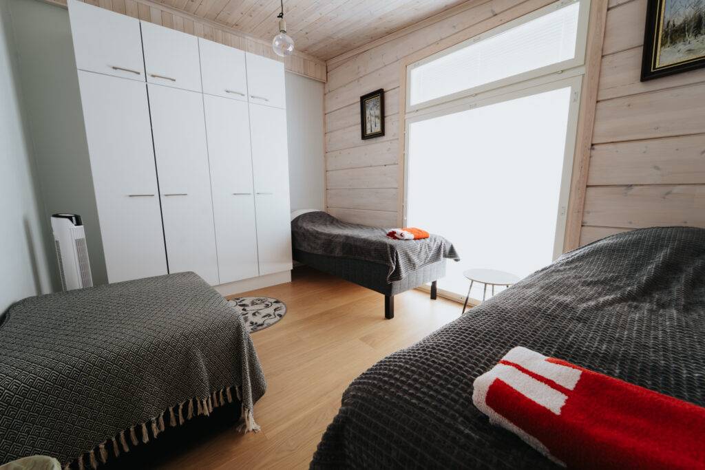 Karhu B:n oma sauna, avara olohuone ja keittiö samassa tilassa
