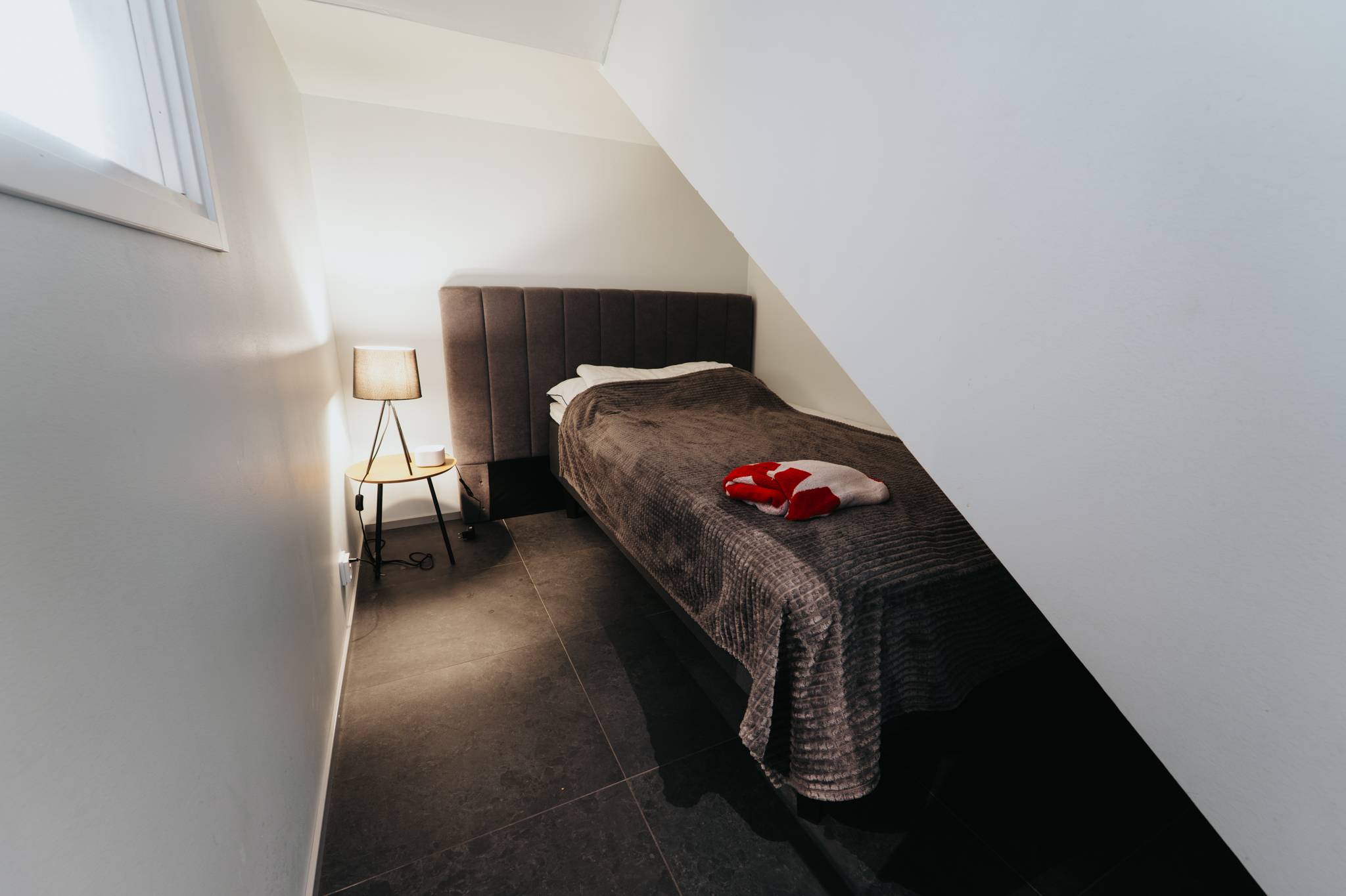 Karhu A spa vuokramökki – lasiseinäinen olohuone ja järvimaisema